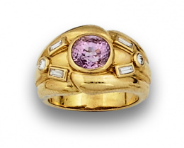 84.  Sortija con zafiro rosa, brillantes y baguettes en montura de oro de 18K.