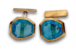 102.  Gemelos años 70 con cuarzo azul y montura en oro de 14K.