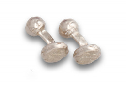 104.  Gemelos rígidos en plata maciza con iniciales grabadas.