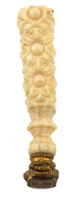 646.  Sello para lacre s.XIX con mango en hueso tallado con anagrama en boquilla de metal dorado.