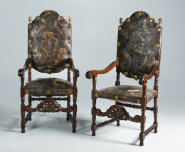 895.   Pareja de butacas de madera tallada con tapicería de cordobán: piel grabada, policromada y moldeada.Trabajo portugués, pp. del S. XX..