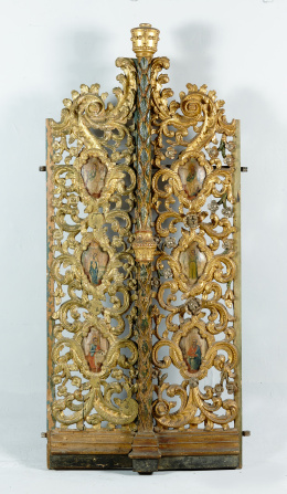 896.  Puerta de madera tallada y dorada, con santos en cartelas.S. XVII..