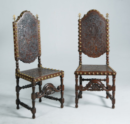 996.  Pareja de butacas de madera tallada y piel grabada.Trabajo portugués, pp. del S. XX..