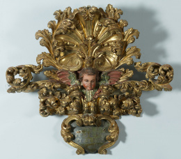 485.  Remate, en madera dorada y policromada, decorada con cardias,  querubín y veneraTaller español,  s.XVIII.