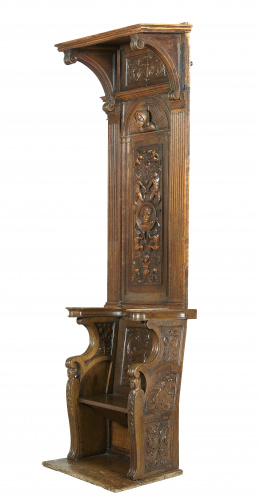 1401.  Silla alta de coro, en madera de roble.Trabajo español, S. XVI.