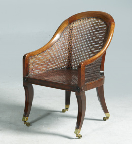 1146.  Sillón Regencia en madera de caoba con asiento y respaldo en rejilla.Trabajo inglés, pp. S. XIX.