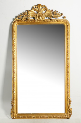 494.  Espejo isabelino en madera estucada y dorada.Trabajo español, ff. del S. XIX..