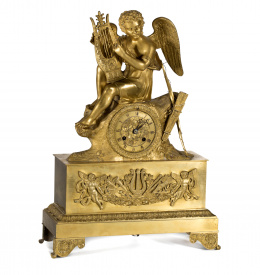 639.  Reloj de sobremesa Carlos X en bronce dorado. Francia, primer tercio S. XIX