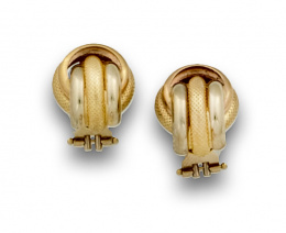 66.  Pendientes nudo de aros de oro liso y grabado de 18K
