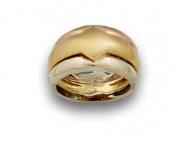 67.  Sortija en oro tricolor de 18K brillo y mate combinados.