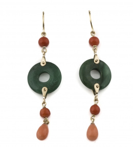 583.  Pendientes largos con disco de jade y cuentas de coral en oro de 18K.