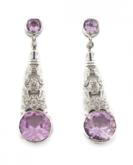 523.  Pendientes largos de estilo Art-Decó con rosas de francia circulares y motivos de brillantes en montura de platino.