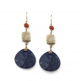 540.  Pendientes largos con gran gota de sodalita que pende de marfil de morsa y coral en oro de 18K.