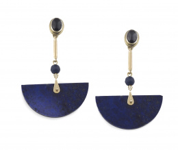 575.  Pendientes largos de estilo Art-Decó con semicírculos de lapislázuli que penden de zafiro cabuchón.
