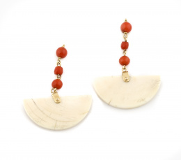 773.  Pendientes largos de estilo Ar- Decó con banicos de marfil que penden de cuentas de coral.