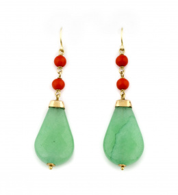 732.  Pendientes largos con grandes gotas facetadas de jade que penden de cuentas de coral.
