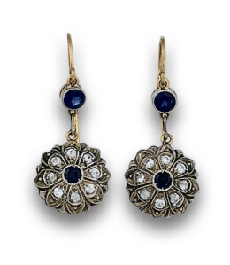 547.  Pendientes largos de estilo Art-Decó con rosetones colgantes de zafiros sintéticos azules y blancos.