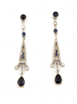 687.  Pendientes largos de estilo Art-Decó con zafiros sintéticos y diamantes en oro de 18K con frente de platino.
