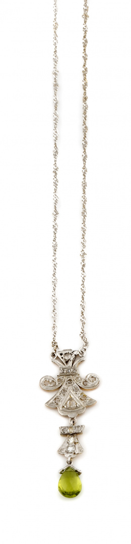 685.  Colgante con peridoto facetado colgante de motivos articulados de diamantes.
