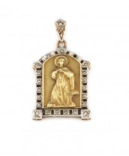662.  Medalla colgante de pp s. XX con marco de diamantes calado en oro de 18K con frente de platino.