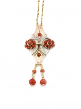 733.  Colgante con cuentas de coral en motivo geométrico de oro bicolor de 18K.