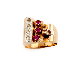 69.  Sortija chevalière con diamantes y rubíes sintéticos en montura asimétrica de oro rosa de 18K.