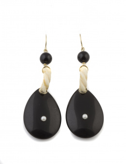 259.  Pendientes largos con gran lágrima de ónix, arco de marfil y esfera de ónix
