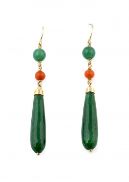 159.  Pendientes largos con perilla colgante de jade teñido que pende de cuenta de coral y crisoprasa