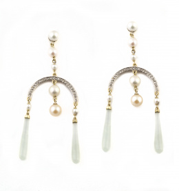 45.  Pendientes largos con dobles perilla de jade que penden de arco de diamantes y línea de perlas,con perlas cultivadas colgantes