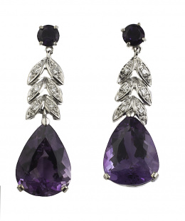 532.  Pendientes largos con perilla de amatista que pende de hojas de brillantes y encabezados por amatista