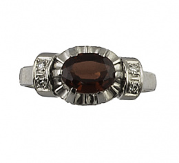148.  Sortija con granate oval flanqueado por bandas de brillantes 