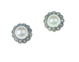 113.  Pendientes con perlas orladas de diamantes  en marco de perfil ondulado.