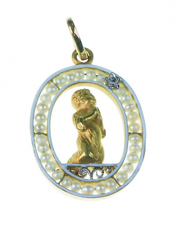 69.  Medalla colgante de pp. S. XX con con niño rezando en interior de marco de perlas finas con una estrella con diamante en un lateral