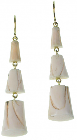 638.  Pendientes largos con tres piezas de marfil en disminución en oro amarillo de 18K