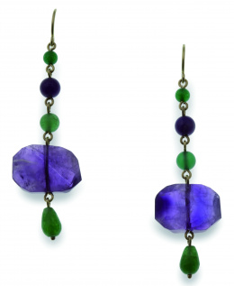 649.  Pendientes largos con amatistas y crisoprasas en oro amarillo de 18K