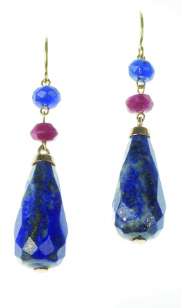 688.  Pendientes largos con grandes perillas facetadas de lapislázuli que penden de cuentas de jade rojo y lapislázuli en oro de 18K