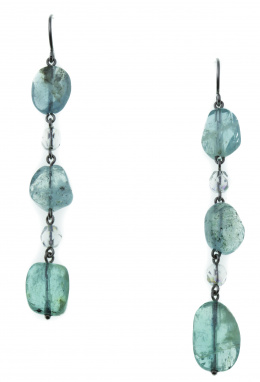 695.  Pendientes largos de aguamarinas con cristal tallado en montura de platino