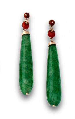 662.  Pendientes largos con perillas de jade teñido facetado que penden de coral.
