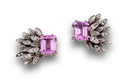 606.  Pendientes años 50 con rosa de francia y abanico de brillantes en oro blanco de 18K.