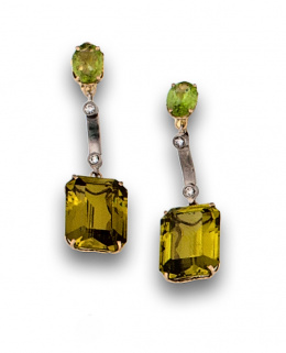 603.  Pendientes largos peridotos naturales redondos y peridotos sintéticos en oro bicolor de 18K.