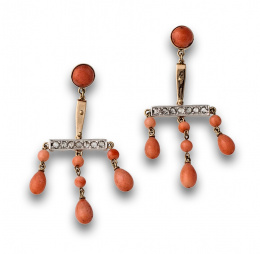 568.  Pendientes largos con coral en botón y perillas colgantes de barra de diamantes .