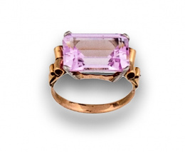 607.  Sortija años 40 con rosa de francia rectangular en oro rosa de 18K.