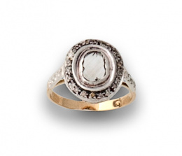 30.  Sortija con diamante plano y orla de brillantes en oro de 18K con frente de platino.