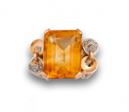 34.  Sortija chevalière años 40 con gran cuarzo citrino de talla rectangular  y aros con oro y diamantes a los lados.