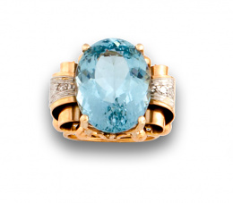 642.  Sortija chevalier años 40 con topacio azul de talla oval ,y diamantes entre bandas onduladas de oro rosa de 18K.