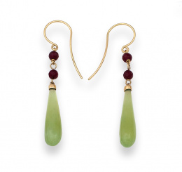 63.  Pendientes largos perillas de jade natural y cuentas de granates.