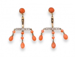 73.  Pendientes largos con tres perillas de coral rosa y diamantes.