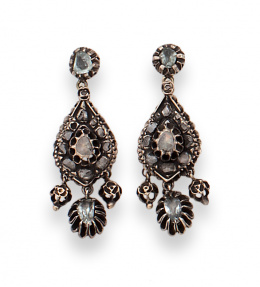 28.  Pendientes largos pp.s. XIX con diamantes talla rosa forma de perilla y aguamarinas con tres piezas colgantes.