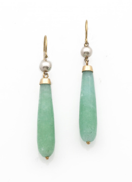 649.  Pendientes largos con gota facetada de jade que pende de cuenta de plata.