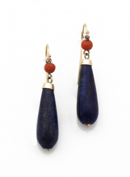 692.  Pendientes largos con gota de lapislázuli que pende de cuenta de coral.